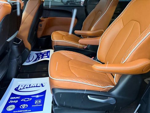 Used 2024 Chrysler Pacifica Pinnacle image 13