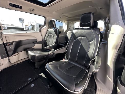 Used 2023 Chrysler Pacifica Limited image 16