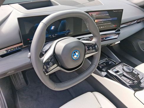 New 2026 BMW i5 eDrive40 w/ Premium Package image 4