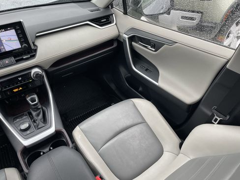 Used 2019 Toyota RAV4 Limited image 18