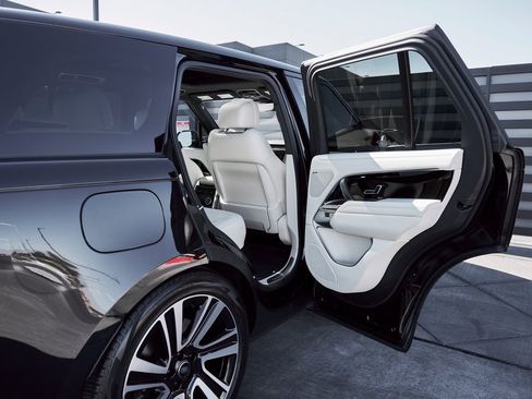 Used 2023 Land Rover Range Rover SE image 25