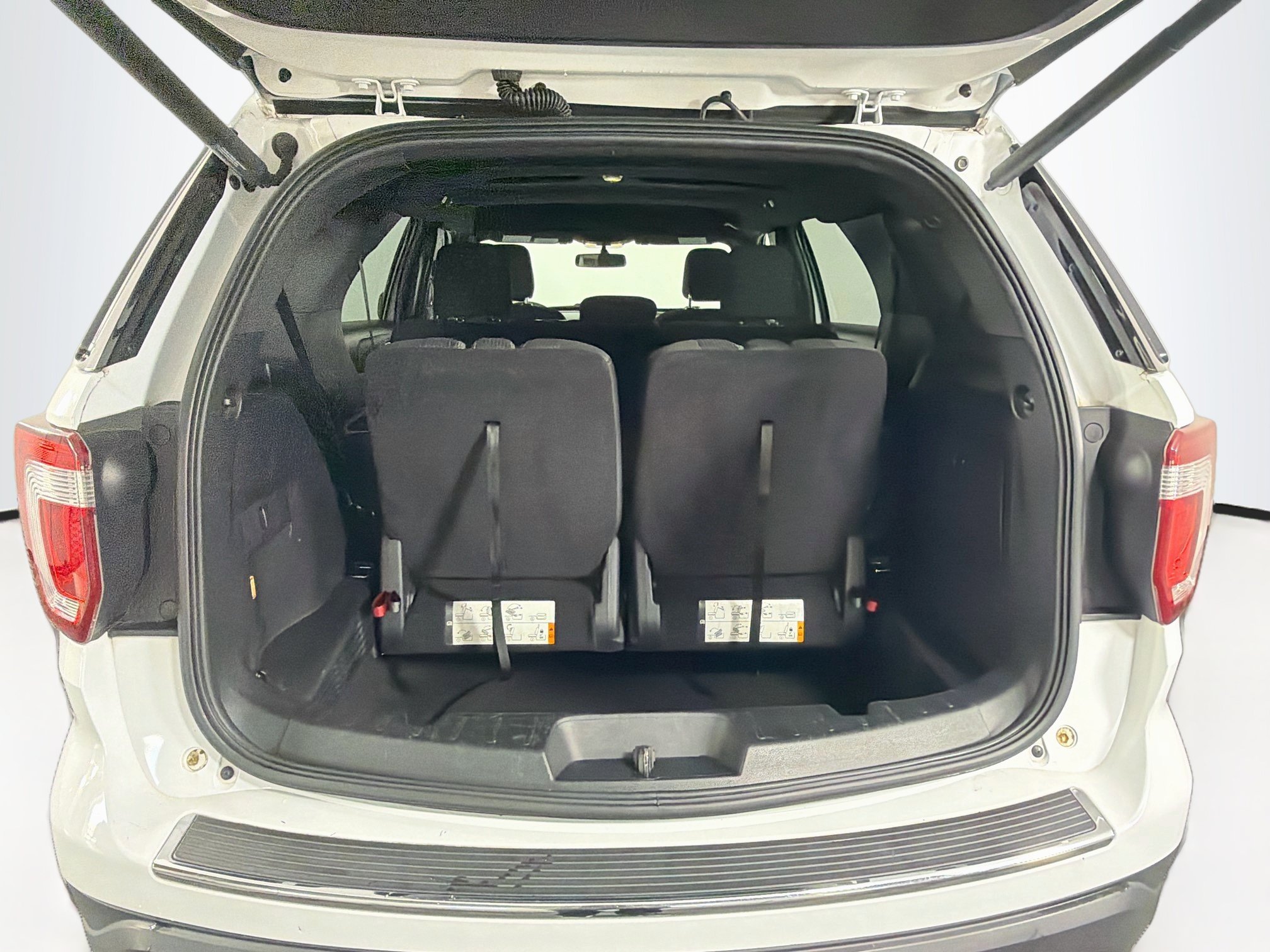Used 2018 Ford Explorer XLT w/ Equipment Group 201A AWD/4WD image 30