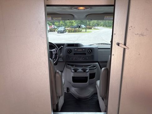 Used 2022 Ford E-350 and Econoline 350 Super Duty w/ Power Windows & Locks Group image 21