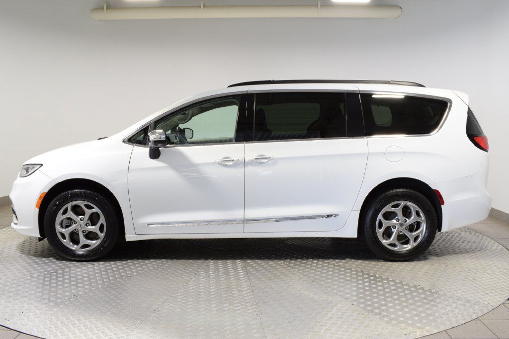 Used 2023 Chrysler Pacifica Limited AWD/4WD image 10