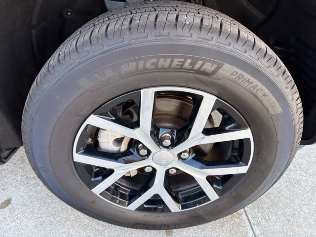 Certified 2025 Jeep Grand Cherokee Limited w/ Trailer Tow Package AWD/4WD image 8