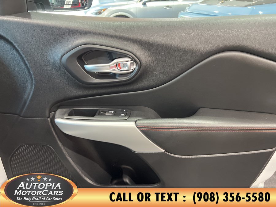 Used 2018 Jeep Cherokee Trailhawk AWD/4WD image 16