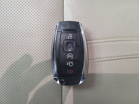 Used 2018 Lincoln MKX Reserve w/ Driver Assistance Package image 32