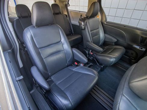 Used 2018 Toyota Sienna SE image 20