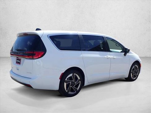 New 2027 Chrysler Pacifica Limited FWD image 4