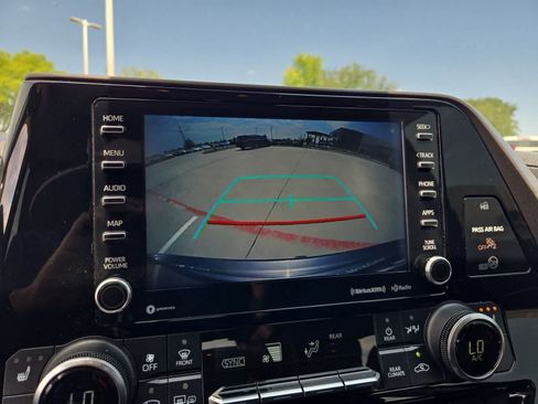 Used 2020 Toyota Highlander XLE AWD/4WD image 28
