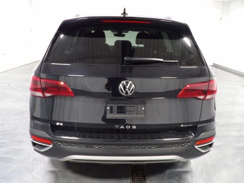 Used 2024 Volkswagen Taos SE w/ Panoramic Sunroof Package AWD/4WD image 6