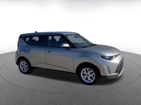 Used 2025 Kia Soul LX w/ LX Technology Package image 2