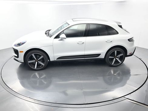 Certified 2025 Porsche Macan AWD/4WD image 35