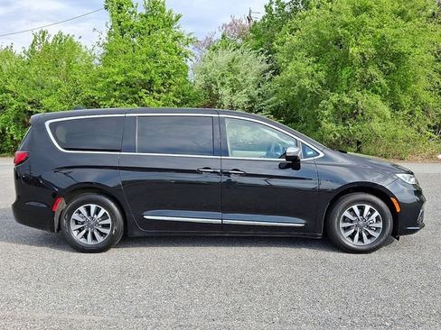 Used 2023 Chrysler Pacifica Limited FWD image 7