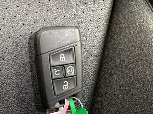 Used 2022 Volkswagen Tiguan SE R-Line image 21