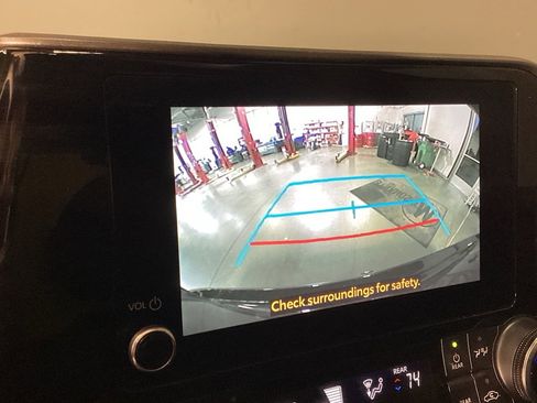 Certified 2023 Toyota Highlander XLE image 17