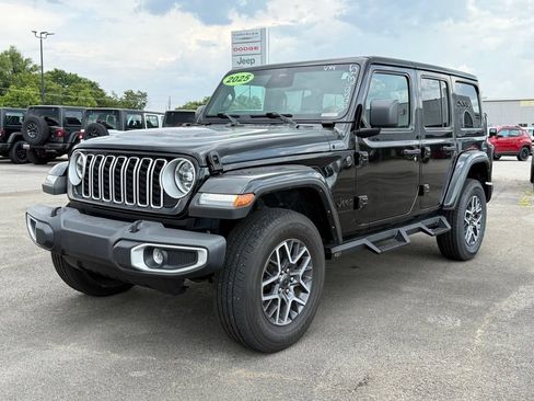 Used 2025 Jeep Wrangler Unlimited Sahara AWD/4WD image 3