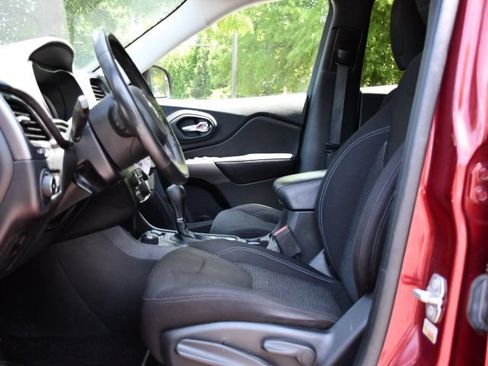 Used 2019 Jeep Cherokee Latitude w/ Cold Weather Group AWD/4WD image 11