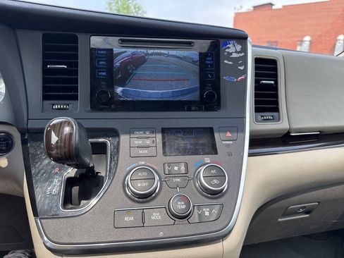 Used 2015 Toyota Sienna XLE image 28