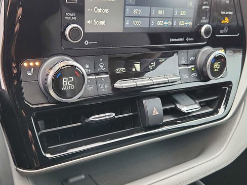 Used 2022 Toyota Highlander XLE image 15