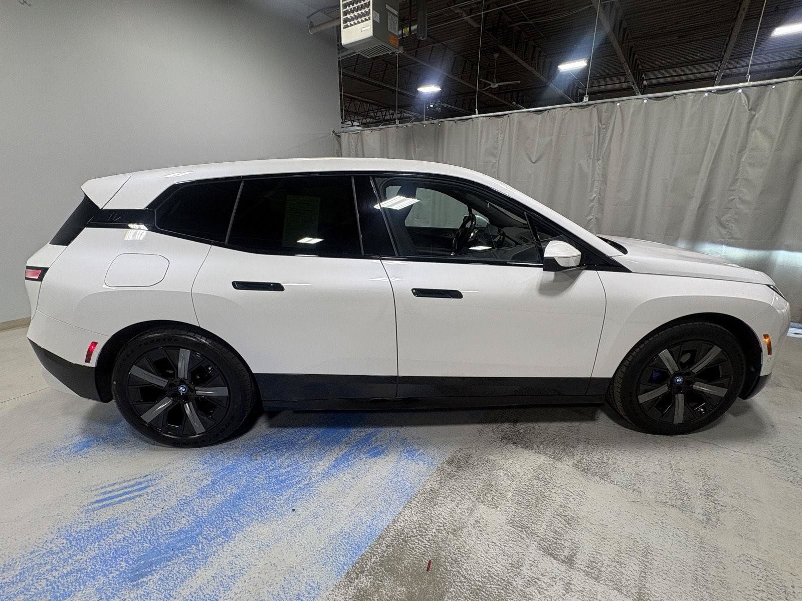 Used 2023 BMW iX xDrive50 w/ Premium Package AWD/4WD image 14