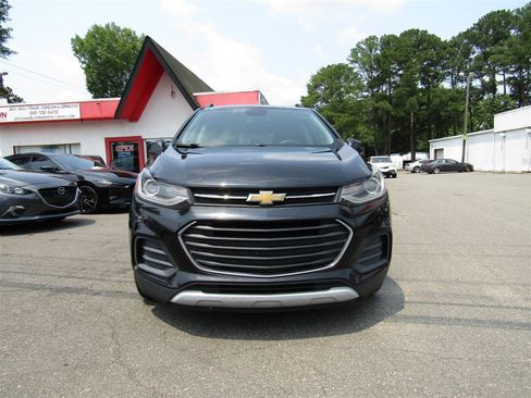 Used 2019 Chevrolet Trax LT w/ LT Convenience Package FWD image 3