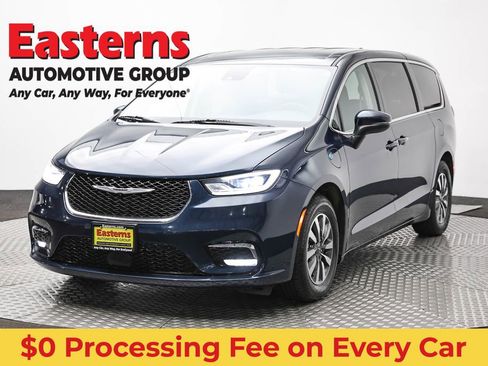 Used 2023 Chrysler Pacifica Touring-L FWD image 1