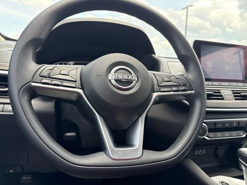 Used 2024 Nissan Altima 2.5 SV FWD image 4