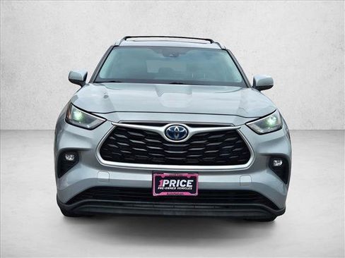 Used 2022 Toyota Highlander XLE AWD/4WD image 2