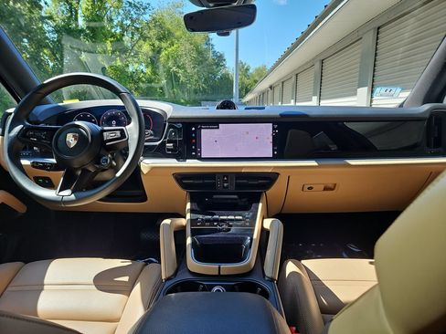 Certified 2025 Porsche Cayenne E-Hybrid AWD/4WD image 12