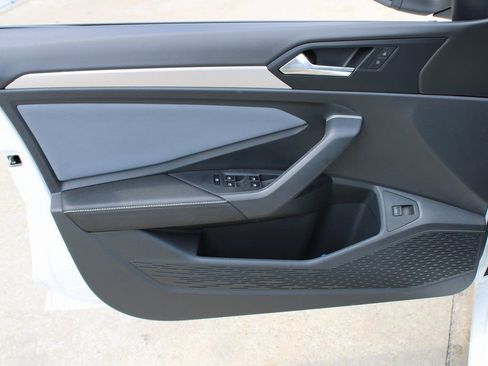 Used 2025 Volkswagen Jetta SE FWD image 9
