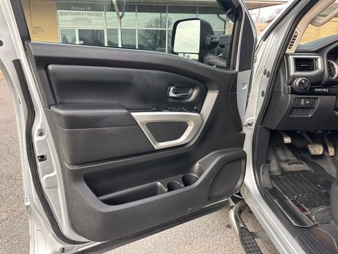 Used 2018 Nissan Titan SV w/ SV Convenience Package image 16