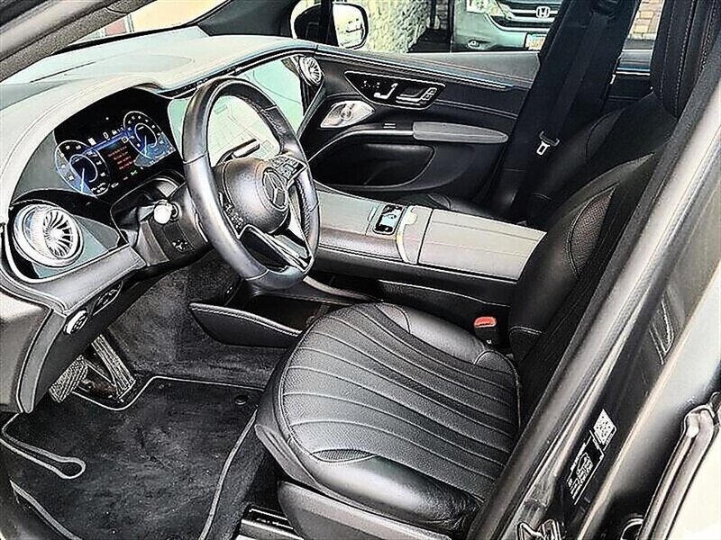 Used 2023 Mercedes-Benz EQS 580 4MATIC SUV image 2