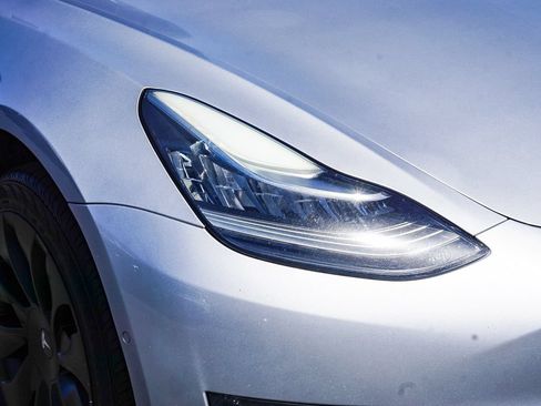 Used 2018 Tesla Model 3 Long Range RWD image 10
