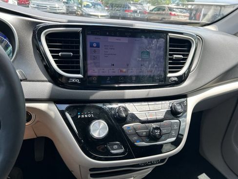 Used 2024 Chrysler Pacifica Touring-L FWD image 30