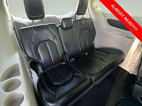 Used 2023 Chrysler Pacifica Touring-L FWD image 16