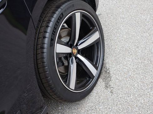 Used 2025 Porsche Macan AWD/4WD image 36