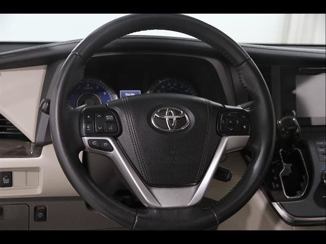 Used 2017 Toyota Sienna XLE Premium AWD/4WD image 7