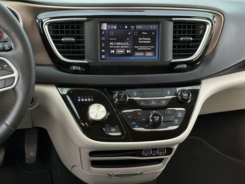 Used 2023 Chrysler Voyager LX image 16