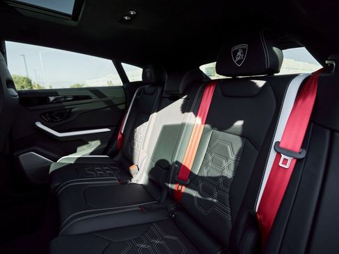 Used 2025 Lamborghini Urus SE image 42