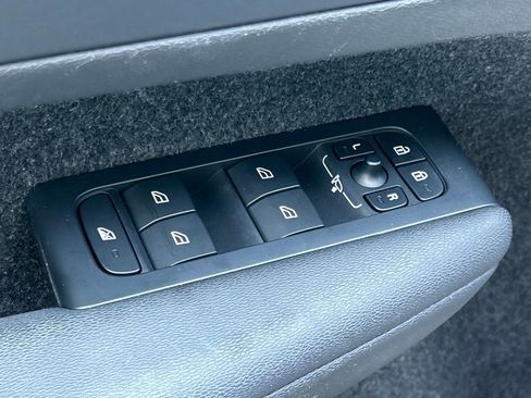 Used 2023 Volvo XC40 B5 Plus image 63