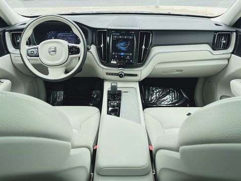 Used 2023 Volvo XC60 B5 Plus image 23
