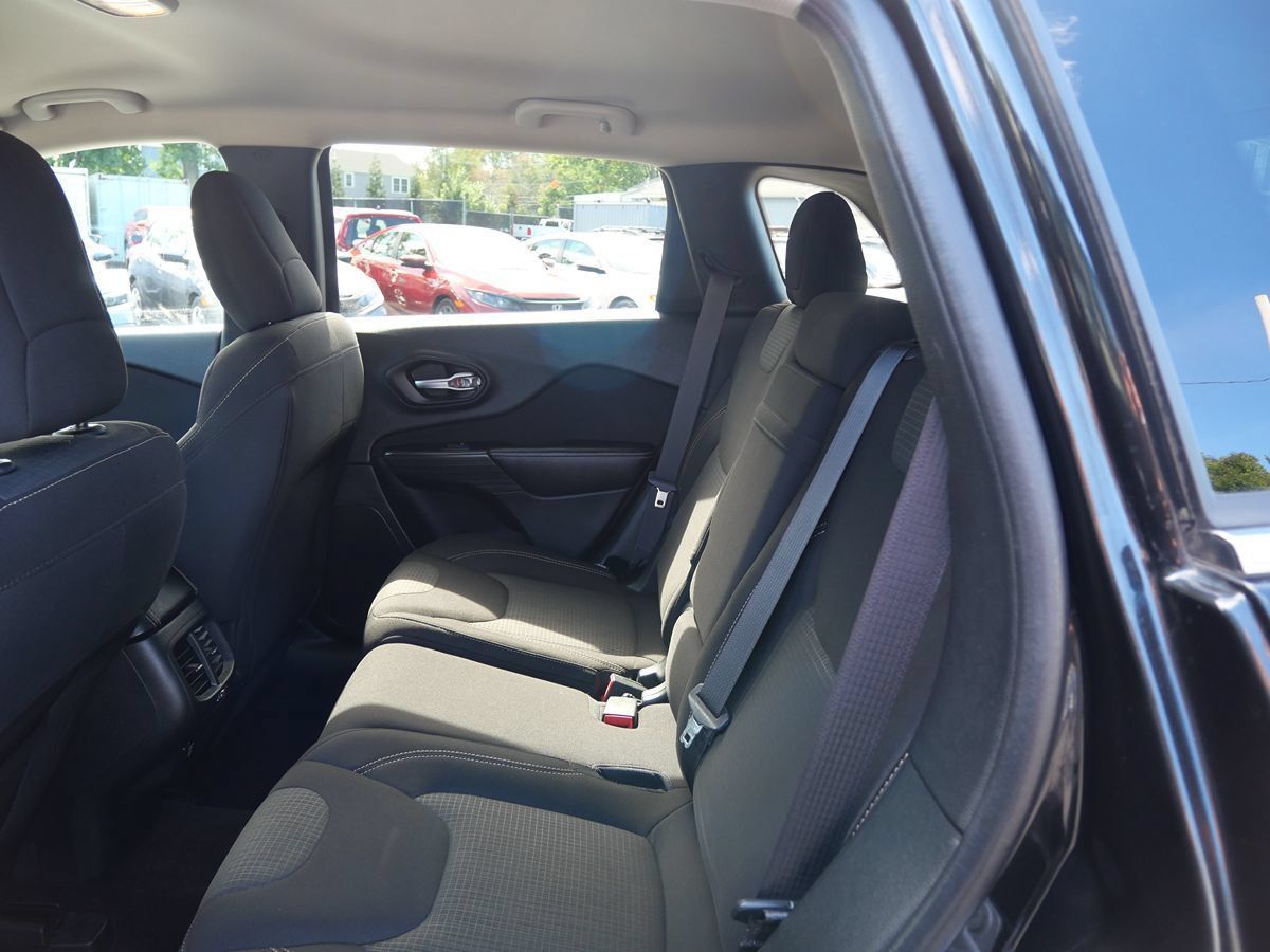 Used 2016 Jeep Cherokee Latitude FWD image 22