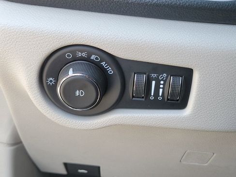 Certified 2024 Chrysler Pacifica Limited FWD image 17