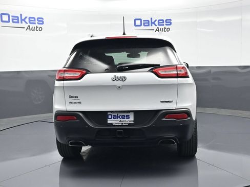 Used 2018 Jeep Cherokee Latitude Plus w/ Cold Weather Group AWD/4WD image 6