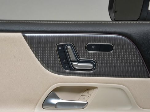 Used 2023 Mercedes-Benz GLB 250 4MATIC w/ Premium Package image 43