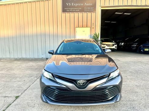 Used 2018 Toyota Camry LE FWD image 2