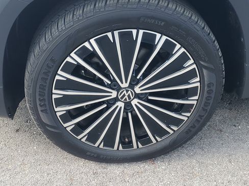 Used 2025 Volkswagen Taos SE FWD image 4