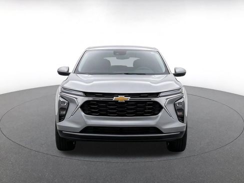 Used 2025 Chevrolet Trax LT FWD image 2