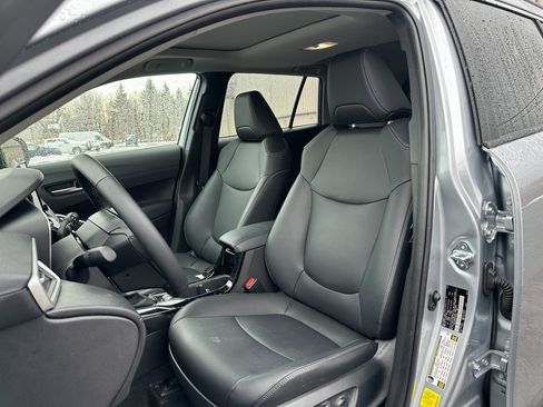 Used 2025 Toyota Corolla Cross XLE image 17